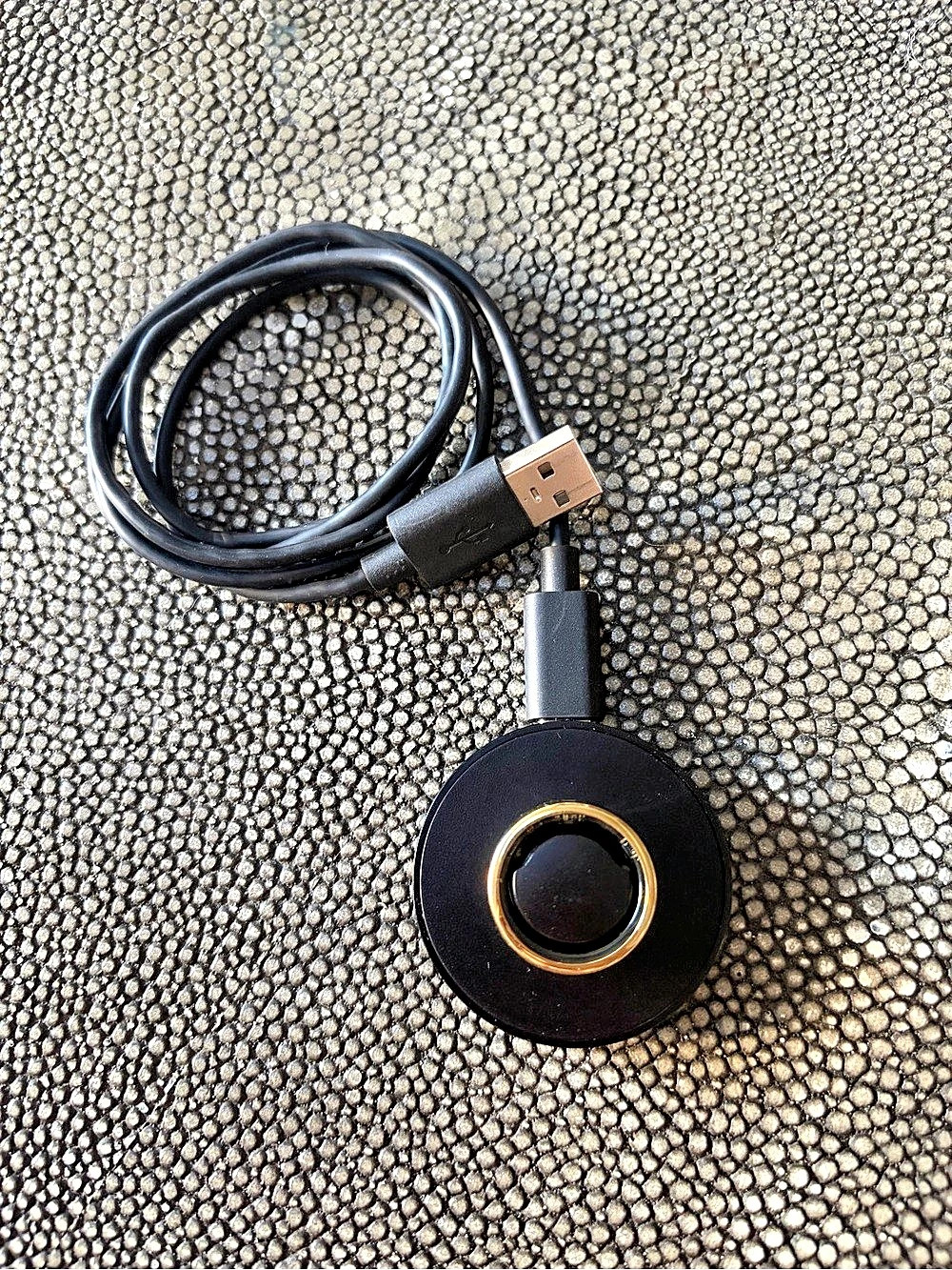 Oura Ring Gen3 in Gold size 8 - Picture 2 of 9